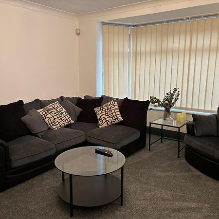 Cozy 3 Bed Home In Halifax With Secure Parking - Long & Short Stays Welcome! Eksteriør bilde
