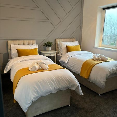 Cozy 3 Bed Home In Halifax With Secure Parking - Long & Short Stays Welcome! Eksteriør bilde