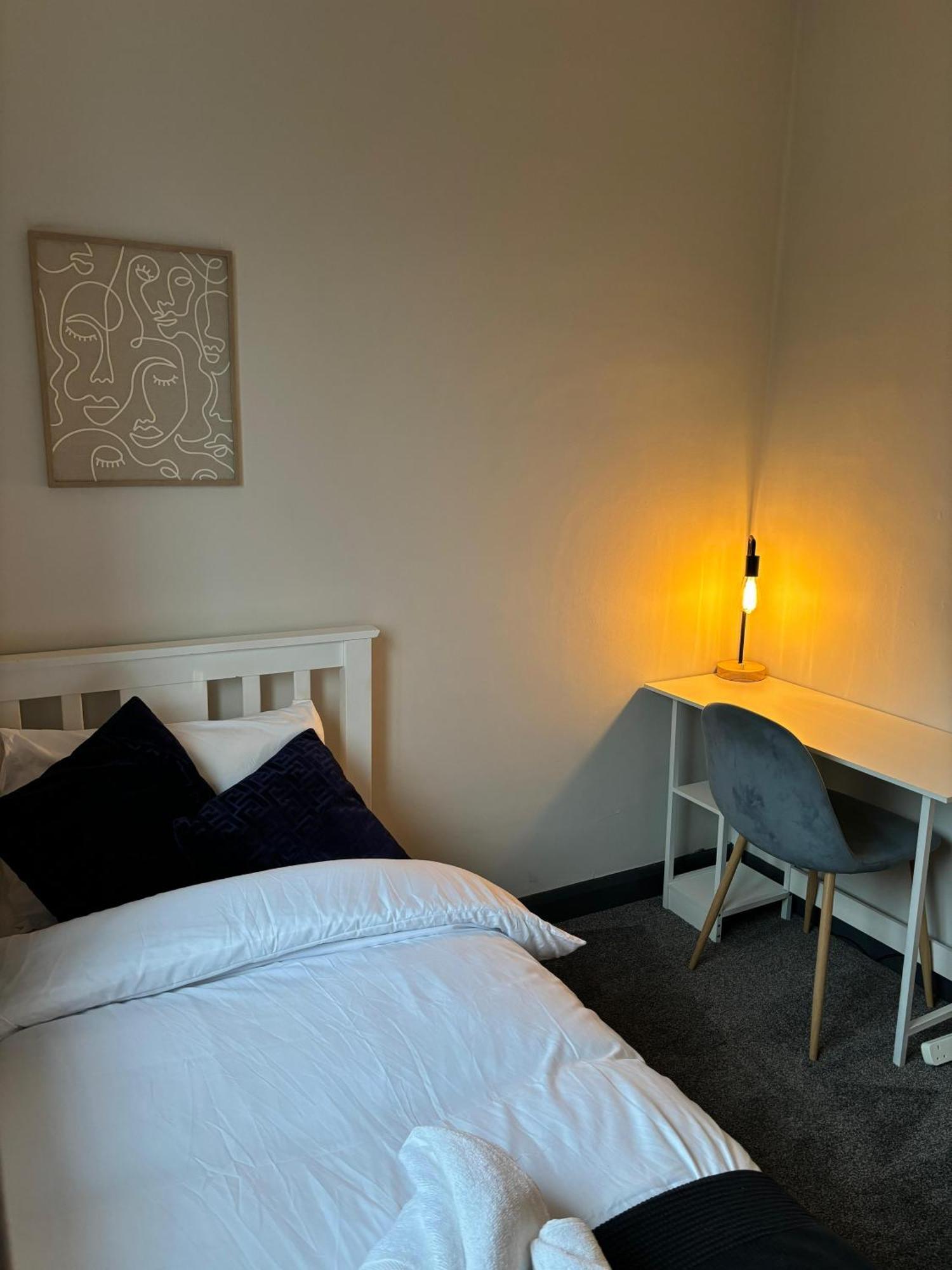 Cozy 3 Bed Home In Halifax With Secure Parking - Long & Short Stays Welcome! Eksteriør bilde