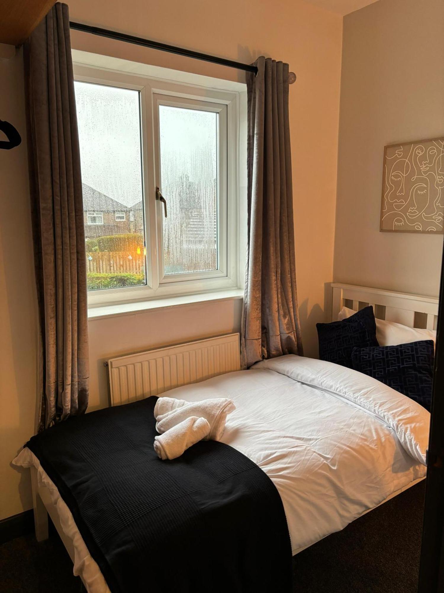Cozy 3 Bed Home In Halifax With Secure Parking - Long & Short Stays Welcome! Eksteriør bilde