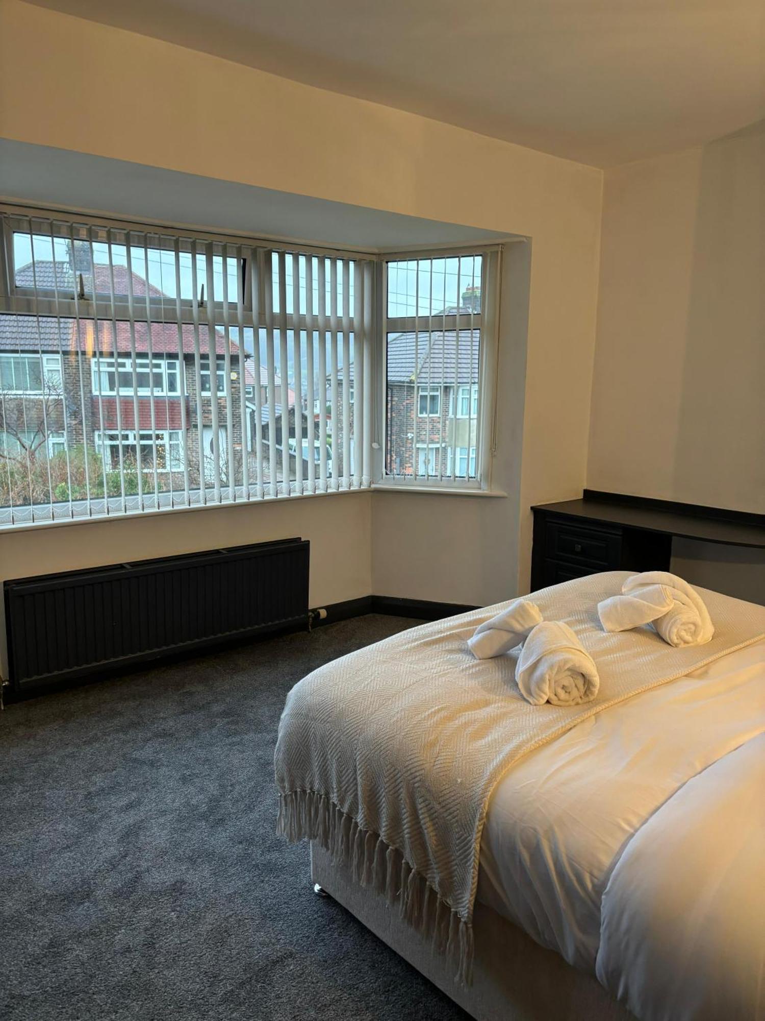 Cozy 3 Bed Home In Halifax With Secure Parking - Long & Short Stays Welcome! Eksteriør bilde