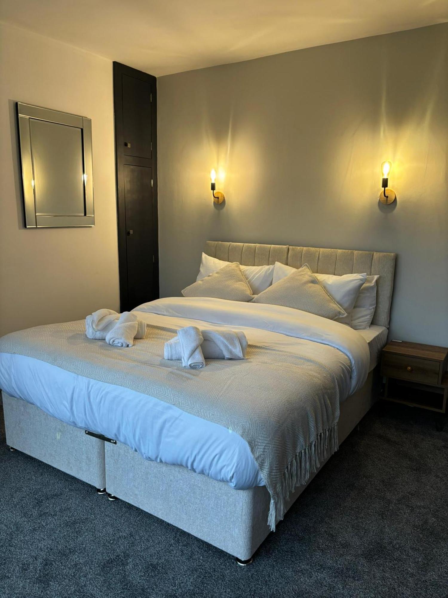 Cozy 3 Bed Home In Halifax With Secure Parking - Long & Short Stays Welcome! Eksteriør bilde