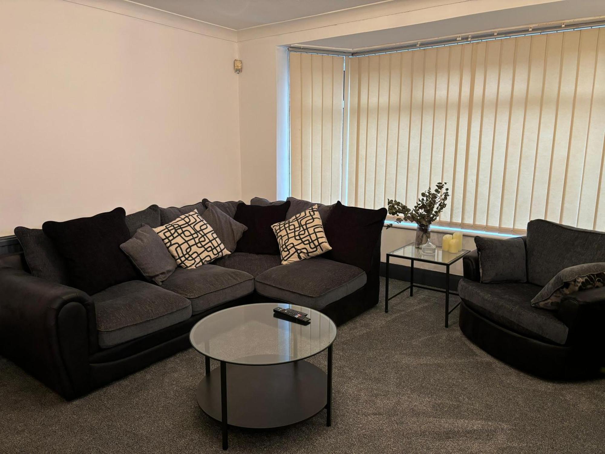 Cozy 3 Bed Home In Halifax With Secure Parking - Long & Short Stays Welcome! Eksteriør bilde