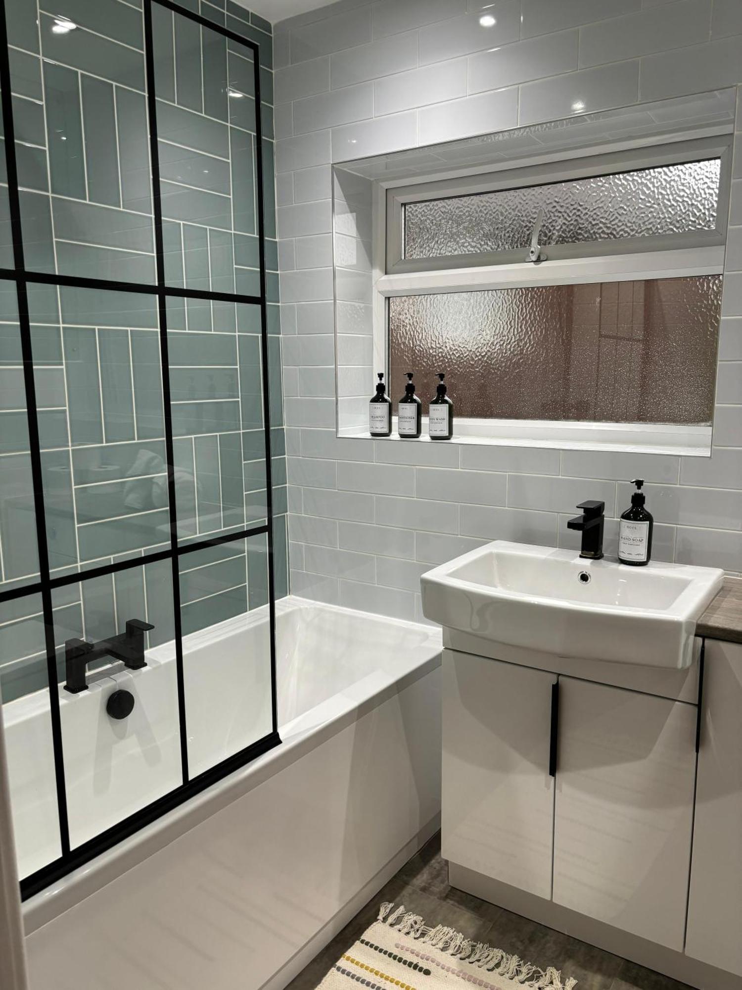 Cozy 3 Bed Home In Halifax With Secure Parking - Long & Short Stays Welcome! Eksteriør bilde